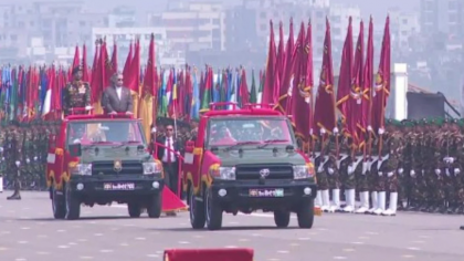 প্যারেড স্কয়ারে জাঁকজমকপূর্ণ কুচকাওয়াজে স্বাধীনতা উদযাপন