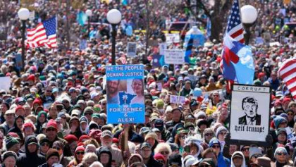 ট্রাম্পবিরোধী বিক্ষোভে উত্তাল যুক্তরাষ্ট্র, বিভিন্ন শহরে লাখো মানুষের সমাবেশ