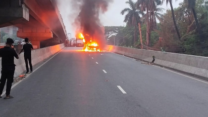 টঙ্গী উড়ালসেতুতে প্রাইভেটকারে আগুন, অল্পের জন্য রক্ষা পেল যাত্রীরা

