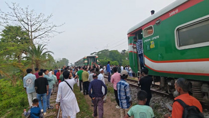 কুমিল্লায় বগি রেখে চলে গেল উদয়ন ট্রেন,যাত্রীদের মাঝে চরম ভোগান্তি

