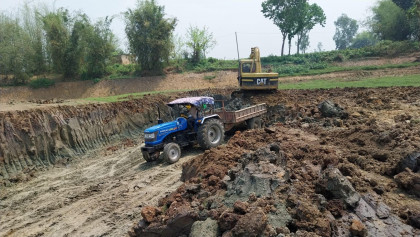 জয়পুরহাটে সরকারি পুকুরের মাটি ও বালু লুটের অভিযোগ: বিএনপি নেতার বিরুদ্ধে 

