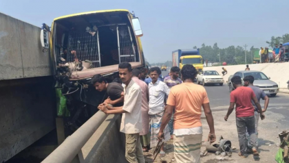 সিরাজগঞ্জে বাস দুর্ঘটনা: চাকা ফেটে সেতুতে ধাক্কা, চালকসহ নিহত ৩, আহত ১৫