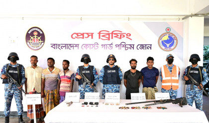 সুন্দরবনে কোস্ট গার্ডের পৃথক অভিযানে অস্ত্রসহ ২ ডাকাত আটক, জিম্মি থাকা ৩ জেলে উদ্ধার

