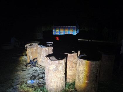 পিরোজপুরে সাবেক ছাত্রদল নেতার কাছ থেকে ৫৮ ব্যারেল চোরাই বিটুমিন উদ্ধার