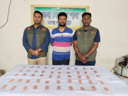 জয়পুরহাটে ডিবির অভিযানে বিপুল পরিমাণ মাদসহ আটক -২

