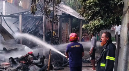 জমি লিখে না দেওয়ায় মায়ের ঘরে আগুন দিলো ছেলে

