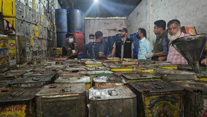ফেনীতে অবৈধভাবে ৫০ হাজার লিটার ভোজ্যতেল মজুদ, জরিমানা ২ লাখ টাকা