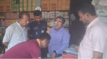 বোতলজাত ভোজ্য তেল সয়াবিন নির্ধারিত মূল্যের চেয়ে বেশি দামে বিক্রির অভিযোগে জরিমানা