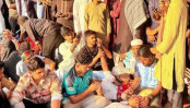 শহীদ পরিবারের অনুরোধে ৭২ ঘণ্টা পর অনশন ভাঙলেন শিক্ষার্থীরা

