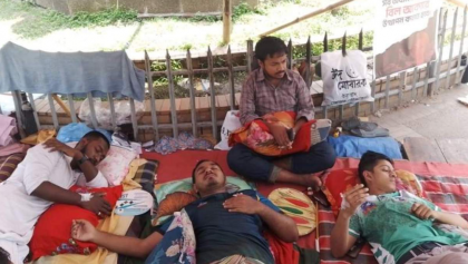 গণভোটের রায় দাবিতে অনশনের ৬৮ ঘণ্টা পার হলেও দাবি আদায়ে অনড় ঢাবি শিক্ষার্থীরা