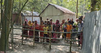 সুন্দরগঞ্জে জমি বিরোধে রাস্তায় বাঁশের বেড়া, অবরুদ্ধ ত্রিশ পরিবারের দুই শতাধিক মানুষ