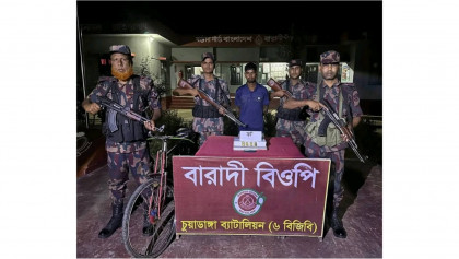 চুয়াডাঙ্গার দর্শনা সীমান্তে ৪ স্বর্ণের বারসহ পাচারকারী আটক

