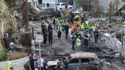 
ইসরায়েলে দফায় দফায় ক্ষেপণাস্ত্র হামলা