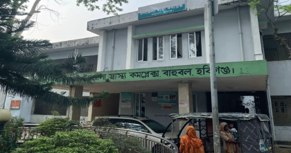 দেড় মাস যাবত গ্যারেজবন্দি উপজেলা স্বাস্থ্য কমপ্লেক্সের একমাত্র অ্যাম্বুলেন্স