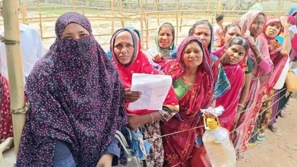 তেলের লাইনে এবার গৃহিণীরা