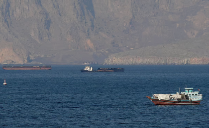 হরমুজে নিষেধাজ্ঞা উপেক্ষা: ওমান উপকূলে পণ্যবাহী জাহাজে ইরানের বিপ্লবী গার্ডের হামলা