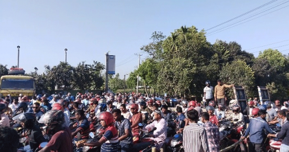 নীলফামারীর ফিলিং ষ্টেশন গুলোতে বাইকারদের দীর্ঘসারি: ফুয়েল কার্ড ছাড়াই নিচ্ছেন জ্বালানি