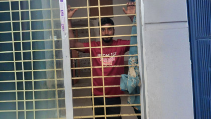 
থানায় গিয়ে ডিউটি অফিসার এসআই রোকসানাকে ‘ম্যাডাম’ ডাকায় আটক যুবক
