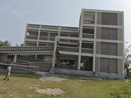 হস্তান্তরের আগেই ফাটলে জর্জরিত সোয়া দুই কোটি টাকার স্কুল-আশ্রয়কেন্দ্র