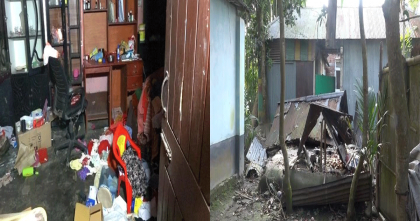 নীলফামারী ডোমারে মামলার ভয় দেখিয়ে পাড়া ডাকাতি