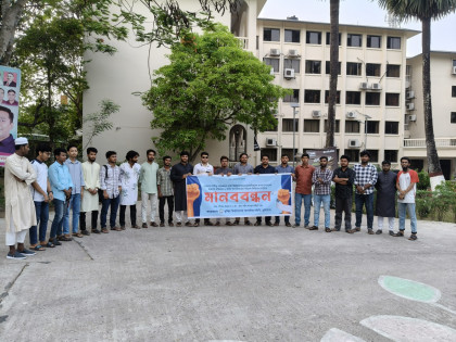 ঢাবির সাংবাদিকদের ওপর হামলার প্রতিবাদে কুবিসাসের মানববন্ধন