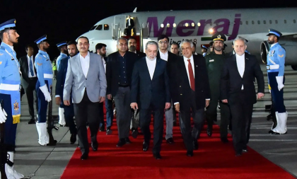 পাকিস্তানে পৌঁছেছেন ইরানের পররাষ্ট্রমন্ত্রী, আসছেন যুক্তরাষ্ট্রের প্রতিনিধিরাও

