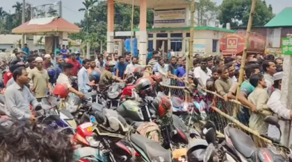 তেল পাম্পে হামলা: ইউএনওকে লক্ষ্য করে মিছিল, অস্ত্র ছিনিয়ে নেওয়ার চেষ্টা