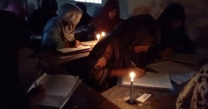 মোমবাতি জ্বালিয়ে এসএসসি পরীক্ষা দিলেন শিক্ষার্থীরা