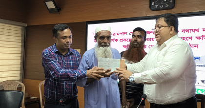 ক্ষতিগ্রস্তদের হাতে চেক বিতরণ, বাগেরহাট-রামপাল-মোংলা সড়ক উন্নয়নে গতি