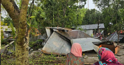 কালবৈশাখীর তাণ্ডবে গাইবান্ধা: ঘরবাড়ি বিধ্বস্ত, প্রাণহানি, খোলা আকাশের নিচে মানুষ