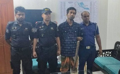 ফরিদপুরে যুবকের কোদাল হামলা: দাদি-ফুপুসহ নিহত ৩, গ্রেফতার আকাশ

