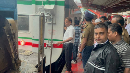 ফেনীতে চলন্ত ট্রেনের ইঞ্জিনে আগুন, সহকারী লোকমাস্টার আহত

