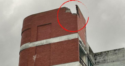 রাঙ্গাবালীতে বজ্রপাতে ভাঙল জেলা পরিষদ ডাকবাংলোর প্যারাপেট দেয়াল


