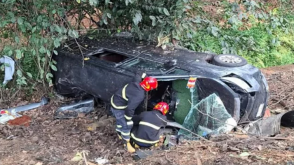 চট্টগ্রামে নিয়ন্ত্রণ হারিয়ে মাইক্রোবাস খাদে, ঘটনাস্থলেই নিহত ৩