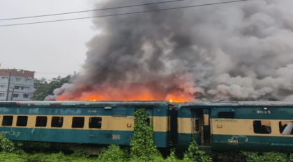 চট্টগ্রামে পরিত্যাক্ত রেলের বগিতে আগুন