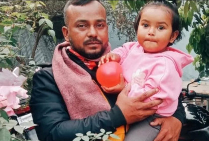 বজ্রপাতে প্রাণ গেল বাবার, অল্পের জন্য রক্ষা পেল শিশু কন্যা.

