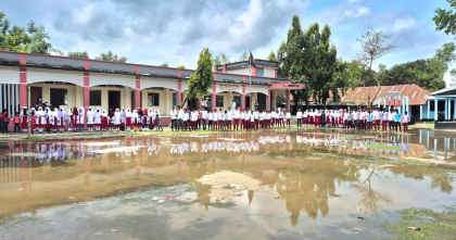 নীলফামারীতে স্কুল মাঠ সংস্কারের দাবিতে শিক্ষার্থীদের ক্লাস বর্জন