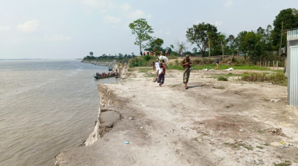 অসময়ে ভাঙন, টানা বৃষ্টিতে আতঙ্কে যমুনা পাড়ের মানুষ