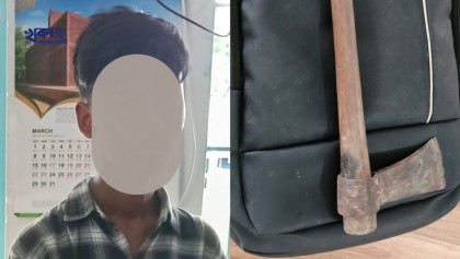 বাউফলের পরীক্ষা কেন্দ্রে কুড়ালসহ শিক্ষার্থী আটক