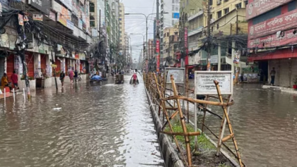 ভোরের ভারী বৃষ্টিতে ঢাকার বিভিন্ন এলাকায় জলাবদ্ধতা