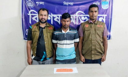 আশুলিয়ায় ডিবির অভিযানে ১,৩০০ ইয়াবাসহ মাদক ব্যবসায়ী গ্রেফতার