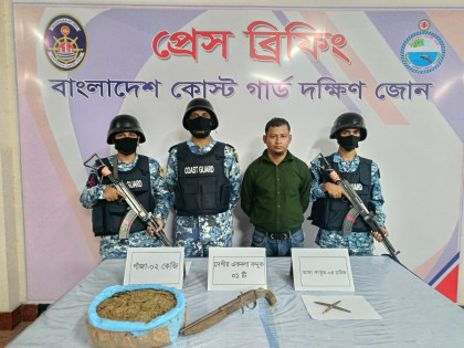 ভোলায় লঞ্চে অভিযান: অস্ত্র-গুলি ও গাঁজাসহ ‘কুখ্যাত’ সন্ত্রাসী জাকির আটক