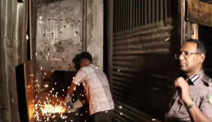 টঙ্গীতে মাদকবিরোধী বিশেষ অভিযানে আটক ৫০, সিলগালা বিক্রয় কক্ষ