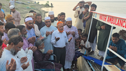 চাঁপাইনবাবগঞ্জে চরাঞ্চলের জন্য নৌ অ্যাম্বুলেন্স উদ্বোধন করলেন এমপি বুলবুল