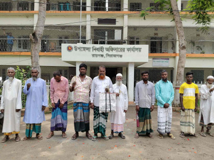 ৪৩ বিঘা ধান নষ্টের অভিযোগে ইটভাটা বন্ধের দাবিতে রায়গঞ্জে মানববন্ধন