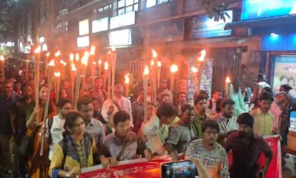 ইউনূসের দেশবিরোধী চুক্তির বিরুদ্ধে ঢাবিতে মশাল মিছিল