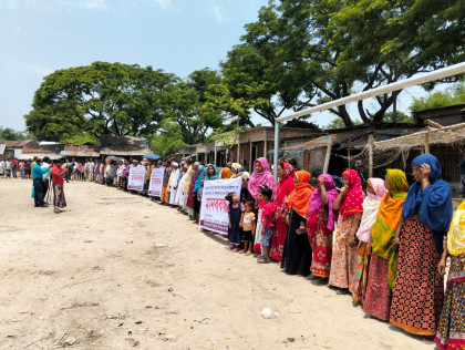 পদ্মায় বালু উত্তোলনে বাধা দেওয়ায় কৃষককে মাদক দিয়ে ফাঁসানোর প্রতিবাদে মানববন্ধন