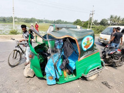সিএনজির নিয়ন্ত্রণ হারিয়ে রোলারের সাথে ধাক্কা: নিহত ১, আহত ৪

