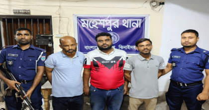 মহেশপুরে এনজিও লোনের টাকা ছিনতাই, পুলিশের শ্বাসরুদ্ধকর অভিযানে ৩ জন গ্রেফতার, ৬ লাখ টাকা উদ্ধার