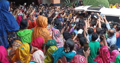 ফতুল্লায় পোশাক কারখানায় কর্মকর্তার ঝুলন্ত মরদেহ: রহস্য ঘিরে শ্রমিক বিক্ষোভ।